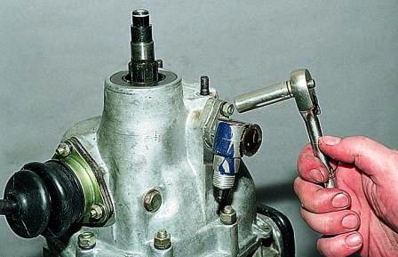 Головкой «на 10» отворачиваем гайку крепления привода спидометра