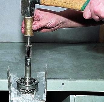 Оперев подшипник на жесткое основание, молотком через выколотку из мягкого металла выбиваем первичный вал