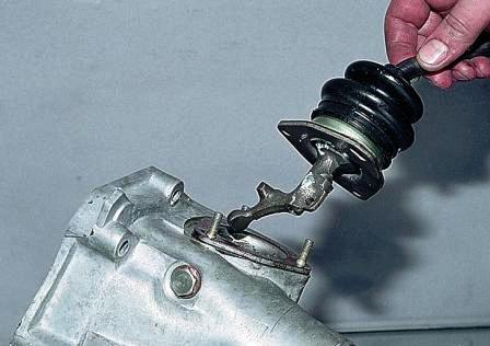 снимаем рычаг со шпилек