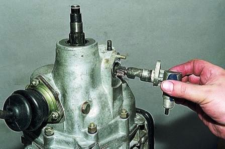 снимаем его