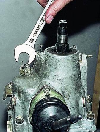 Ключом «на 22» отворачиваем выключатель света заднего хода