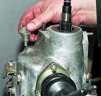 снимаем его