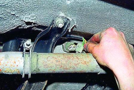 Отсоединяем контакты от выключателя