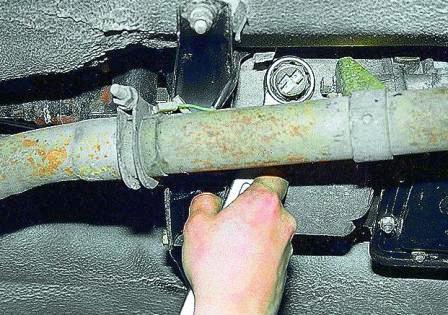 Ключом «на 27» отворачиваем выключатель