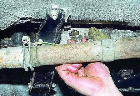 Снимаем выключатель заднего хода