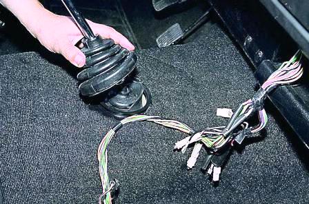 В салоне снимаем декоративный чехол и поднимаем его вверх 