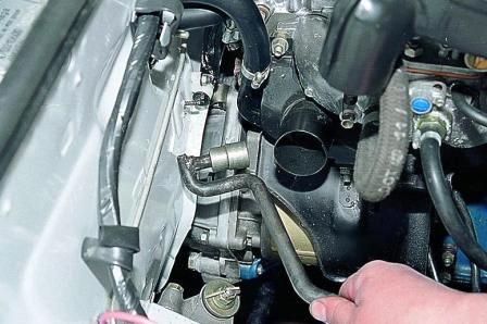 использовать специальный изогнутый ключ с головкой