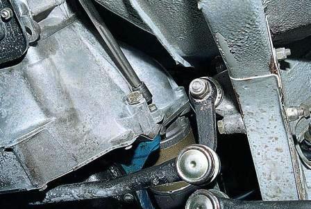 Головкой «на 13» с удлинителем отворачиваем нижний болт крепления стартера