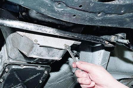 Ключом «на 10» отворачиваем четыре болта крепления крышки картера 