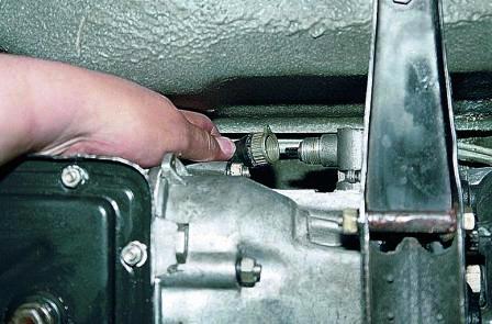 Рукой или раздвижными пассатижами отворачиваем гайку, крепящую гибкий вал привода спидометра 