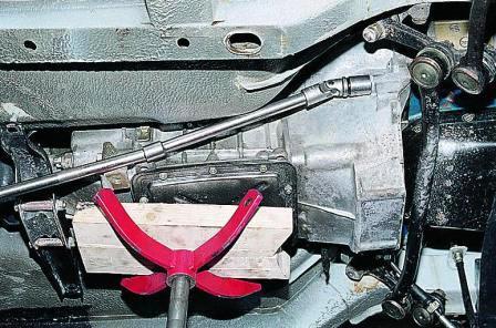 Головкой «на 19» с карданным шарниром на удлинителе воротка отворачиваем оставшиеся три болта 