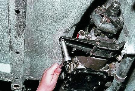 Ключом «на 13» отворачиваем две гайки крепления поперечины