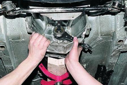 Снимаем коробку передач, сдвинув ее назад