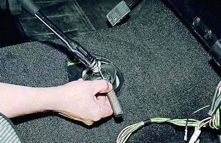 Нажав вниз на рукоятку рычага, шилом или тонкой отверткой извлекаем запорную втулку 