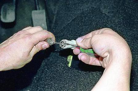 Двумя отвертками разводим секторы распорной втулки 