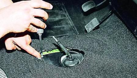 отверткой отворачиваем четыре самореза крепления крышки