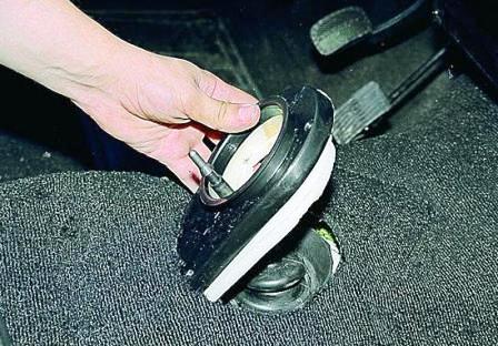 Вынимаем крышку с поролоновым уплотнителем из-под коврика