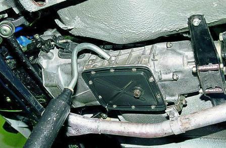 завернув сливную пробку, заливаем в коробку (шприцем или шлангом с воронкой) около 1 л 