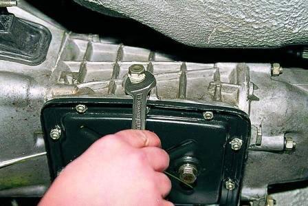 Завернув заливную пробку