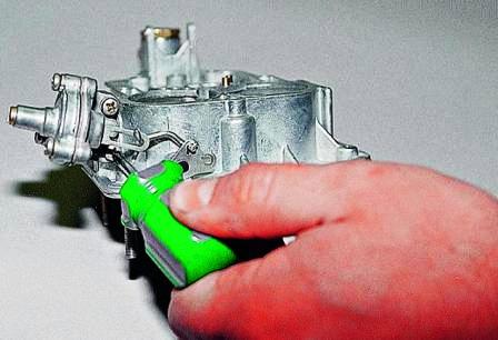 отверткой отворачиваем два винта крепления корпуса пускового устройства