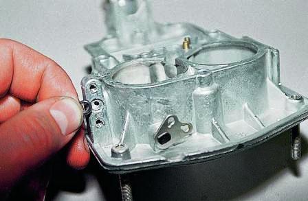 Вынимаем резиновое уплотнительное кольцо