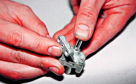 Нажав на шток диафрагмы, закрываем пальцем входное отверстие