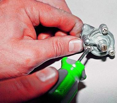 крестообразной отверткой отворачиваем три винта