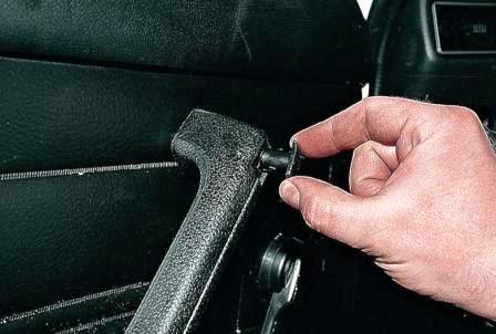 Поддев отверткой, вынимаем заглушку подлокотника