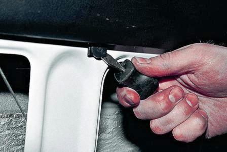 Шлицевой отверткой поддеваем и «отщелкиваем» три пластиковых фиксатора