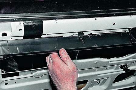 Приподняв, снимаем накладку с двери. Устанавливаем обивку двери в обратной последовательности