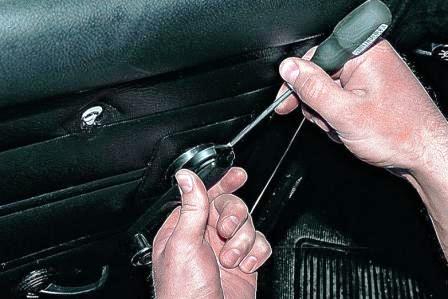 Вводим лезвие шлицевой отвертки между розеткой и облицовкой ручки стеклоподъемника