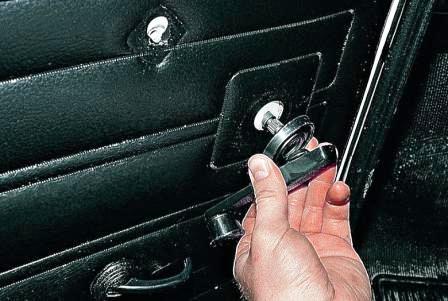 Снимаем ручку и розетку