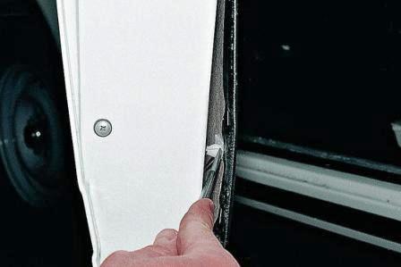 Поддев шлицевой отверткой обивку, «отщелкиваем» 7 пластиковых фиксаторов