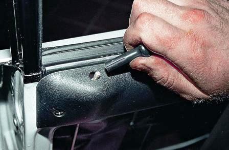 Отворачиваем рукой или крестообразной отверткой кнопку блокировки замка