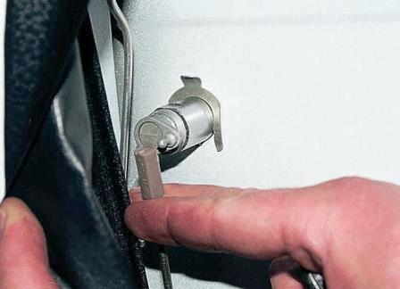 Тягу можно отсоединить и от самого выключателя