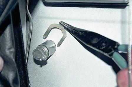 Плоскогубцами снимаем стопорную скобу