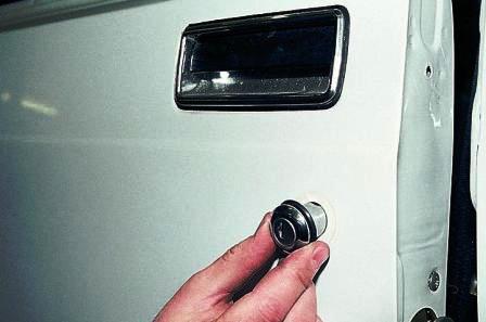 вынимаем выключатель замка вместе с уплотнительным кольцом