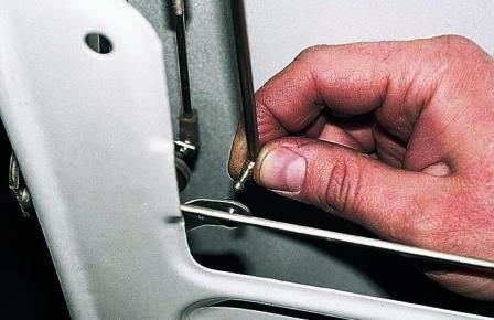 отверткой аккуратно отсоединяем тягу кнопки выключения замка