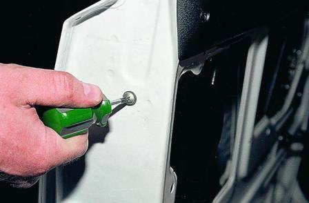 отверткой отворачиваем два винта крепления желобка