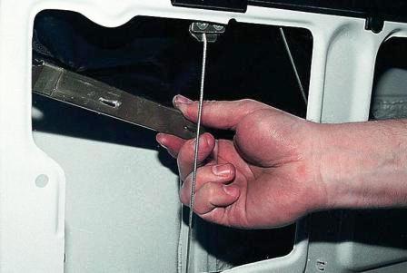 чуть опустив его и выведя язычок из паза, отодвигаем желобок в сборе с уплотнением