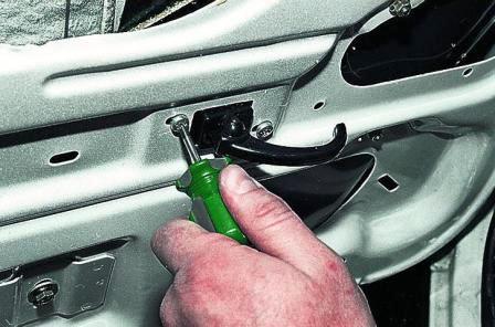 отворачиваем два винта крепления внутренней ручки двери