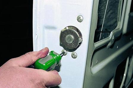 отверткой отворачиваем еще три винта