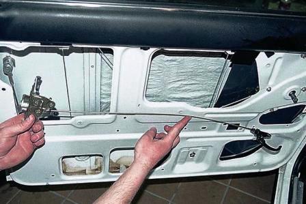 вынимаем замок из двери вместе с тягой и внутренней ручкой