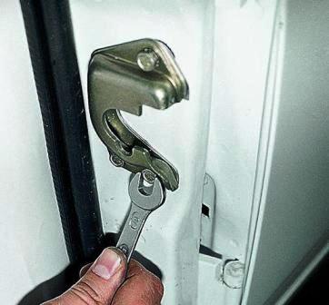 ключом «на 10» отворачиваем три болта крепления