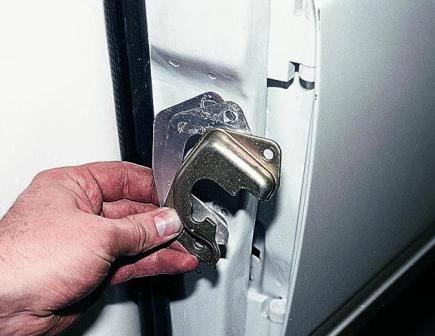 снимаем фиксатор двери вместе с регулировочными прокладками