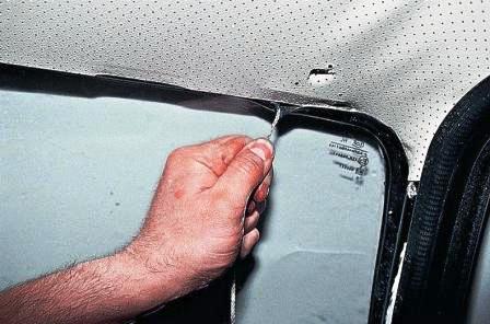 Верхнюю кромку уплотнителя заправляем, вытягивая шнур в направлении от краев к середине и рукой «помогая» уплотнителю садиться глубже на отбортовку