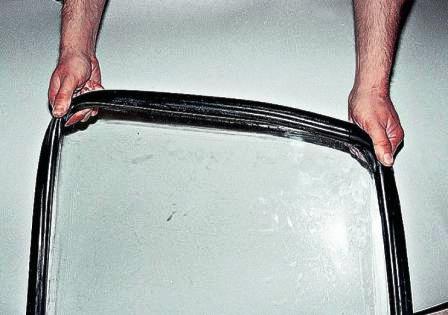 Расправляем и надеваем на стекло уплотнитель, начиная с углов, по всему периметру