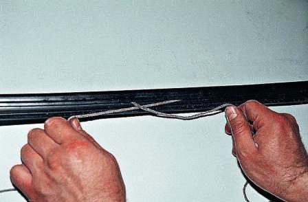 Снова переворачиваем стекло и заправляем в разрез уплотнителя шнур толщиной 4–6 мм, длиной чуть больше периметра стекла