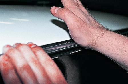 Несильными ударами ладони по верхней кромке стекла в направлении сверху-вниз «осаживаем» стекло