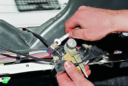 Ключом «на 7» отворачиваем болт, снимаем скобу